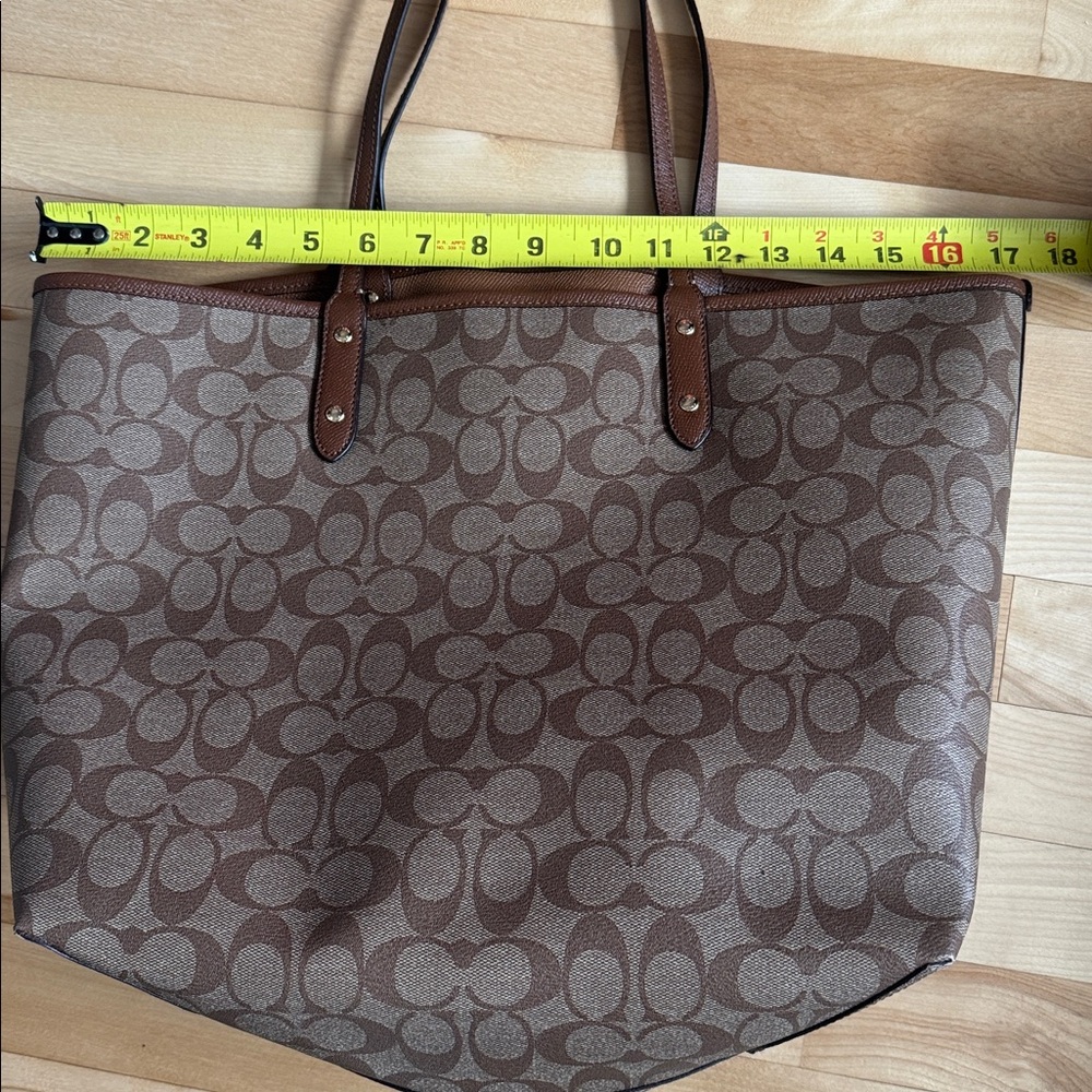 Coach F36658 Signature Reversible City Tote Gold/Khaki/Saddle NWOT gorgeous - Picture 5 of 6